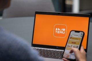 Depuis son lancement en Suisse en avril 2023, Temu est devenue l'une des dix premières plateformes de commerce en ligne du pays (archives). KEYSTONE/DPA/HANNES P ALBERT